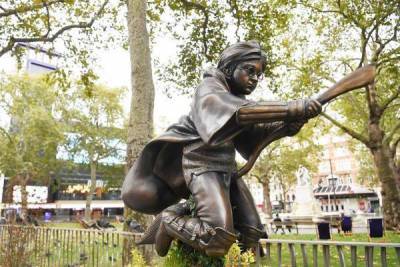 В Лондоне появилась бронзовая статуя Гарри Поттера верхом на метле