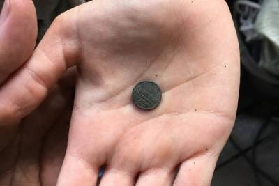 Царскую монету нашли волонтёры, ремонтировавшие 100-летний дом в Чите