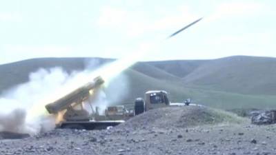 Азербайджан показал видео уничтожения техники противника в Карабахе