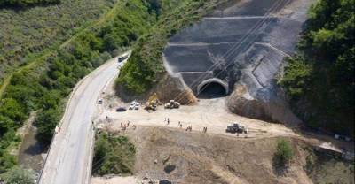 На перевале Рикоти одновременно строят 50 мостов и 37 тоннелей