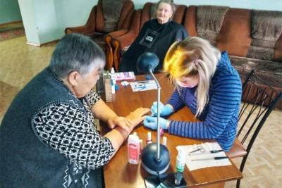 Волонтёры сделали маникюр и причёски жильцам дома престарелых в Забайкалье