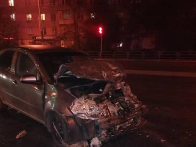 Пассажирка – в больнице: в Челябинске водитель «ГАЗели» протаранил иномарку на перекрёстке