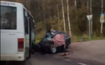 Пассажирский автобус и легковушка столкнулись в Тверской области, есть погибший