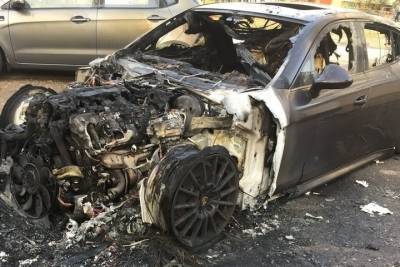 В Оренбурге сгорел дорогой автомобиль