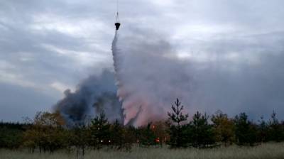 МЧС показало видео тушения пожара с вертолёта в воронежском селе