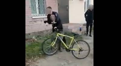 Схватил подростка и повалил на землю: ярославцы заступились за полицейского. Видео
