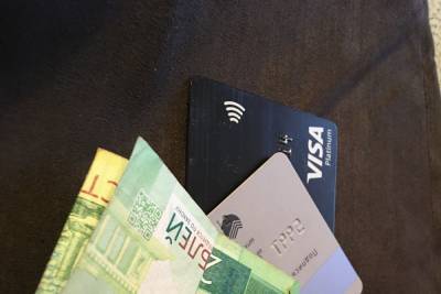 Житель Смоленска расплатился в магазинах чужой банковской картой