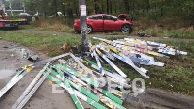В Киеве Mazda протаранила билборд, водитель погиб на месте