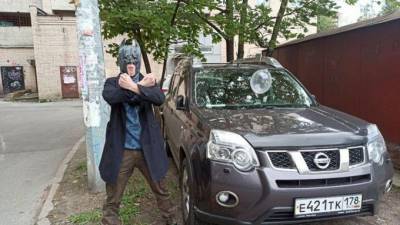 Мститель в маске Бэтмэна развесил презервативы на авто нарушителей парковки