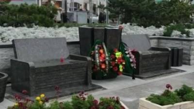 «Кладбище» в центре города: «мемориальные» скамейки установили во Владивостоке
