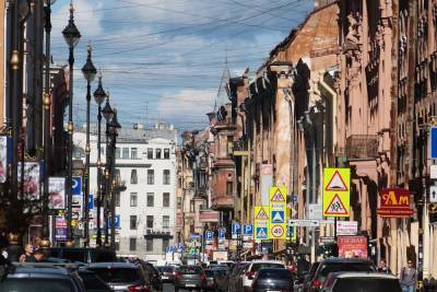 Власти Петербурга закрыли по выходным ресторанную улицу Рубинштейна для машин