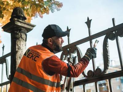 Первый этап реставрации ограды стартовал в парке «Швейцария»