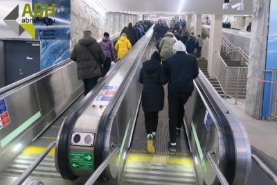 Маски в петербургском метро подешевели почти в два раза