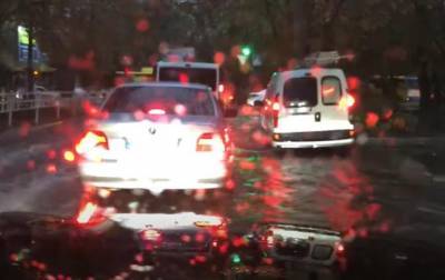 В Херсоне ливнем затопило улицы