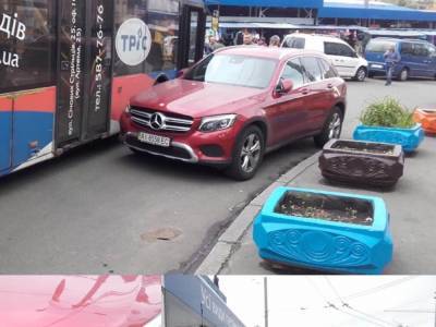 На столичной Лукьяновке заблокировано движение транспорта из-за парковки автохама на Mercedes