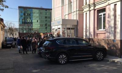 В Екатеринбурге у Генконсульства Азербайджана — огромная очередь из граждан республики