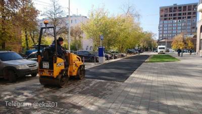 В центре Екатеринбурга рабочие положили асфальт на тротуарную плитку