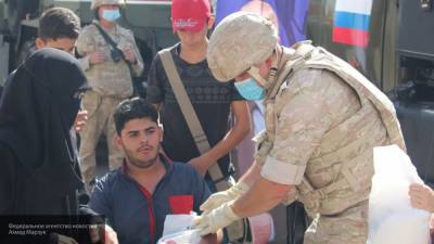 Жители сирийской Думы получили гуманитарную помощь из России