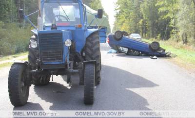 В Ветковском районе женщина-водитель хотела обогнать трактор, но врезалась в прицеп. Есть погибший
