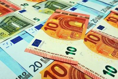 Официальный курс евро снизился до 90,72 рубля