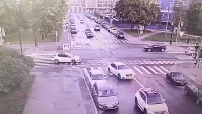 Видео: легковой автомобиль влетел в дерево на Васильевском острове