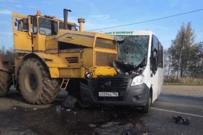 На трассе Тутаев-Ярославль трактор «Кировец» врезался в рейсовый автобус