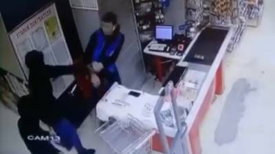 Продавец магазина отбился подручным товаром от грабителей с ножом. Видео