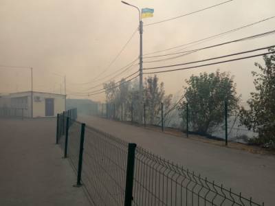 В Станице Луганской горит КПВВ и соседние улицы