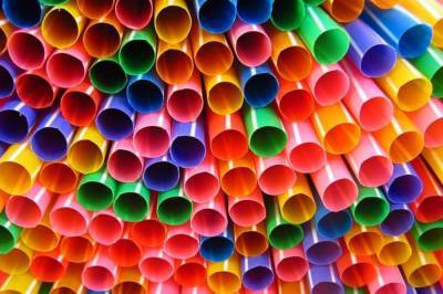 В Британии запретили использовать ватные палочки и пластиковые соломинки