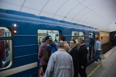 С нарушителями «масочного режима» в петербургском метро решили бороться замечаниями