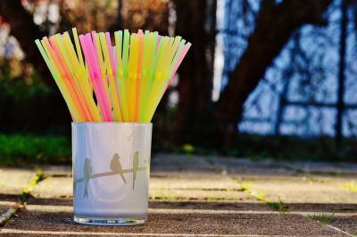 В Великобритании с 1 октября запрещены пластиковые соломинки и ватные палочки