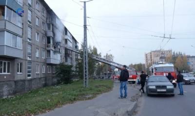 Жители дома на Комсомольском, где недавно был пожар, винят во всем детей