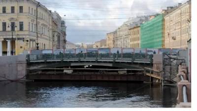 Дно реки Мойки под Зеленым мостом укрепят до декабря