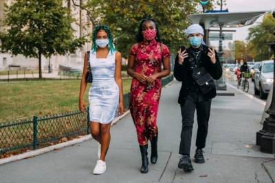 Зонты и маски: главные тренды Street Style с недели моды в Париже (фото)