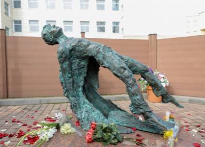 «Жуть из пластилина»: в Москве открыли новый памятник Есенину, люди в ужасе