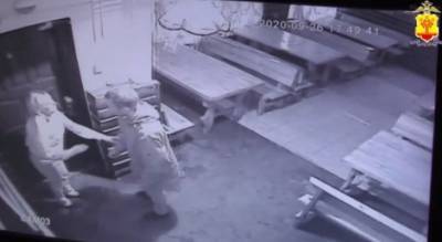 Девушка в первый день работы барменом в Чебоксарах получила ножом по шее