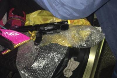В Закарпатской области иностранец пытался в детских игрушках провезти два пистолета-пулемета