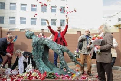 «Пьяный ангел»: в Москве высмеяли новый памятник Есенину