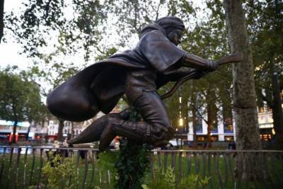 В центре Лондона открыли памятник Гарри Поттеру – фото