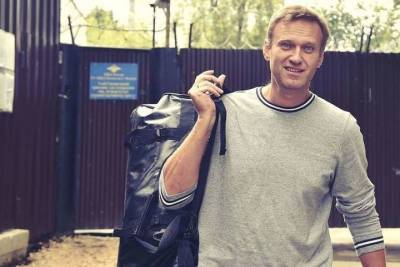 Навальный заявил, что подает в суд на Пескова
