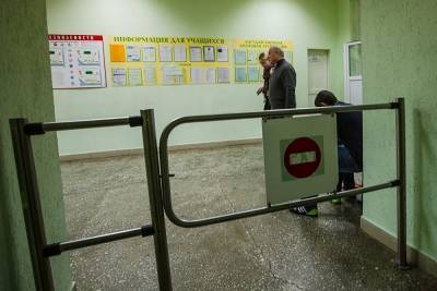 В школу Екатеринбурга пытался пройти полуголый мужчина. Полиция ведет проверку