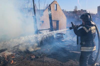 Степной пожар в Волгоградской области перекинулся на дома