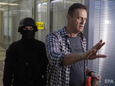 "В дело пошло старое-доброе ЦРУ". Навальный заявил, что подает в суд на Пескова
