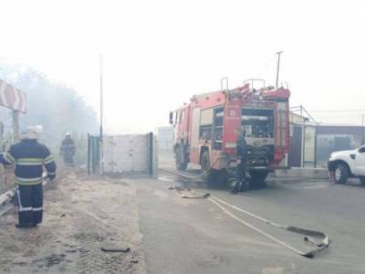 В Станице Луганской горит улица: происходят взрывы