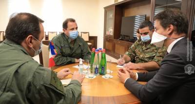 Министр обороны Армении и посол Франции обсудили ситуацию в Карабахе