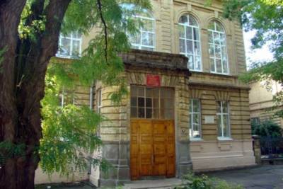 Этаж гимназии в Ставрополе перекрыли после падения штукатурки на ученицу