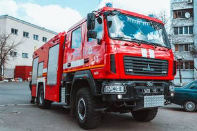 В одном из дворов Киева загорелся автомобильный гараж: видео масштабного пожара