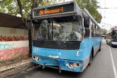 В Краснодаре «Газель» врезалась в троллейбус, есть пострадавшие
