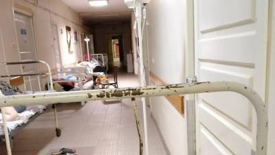 Новгородские больницы не справляются, пациенты лежат в коридорах
