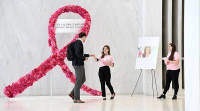 Estée Lauder продолжает кампанию по борьбе с раком груди. Рассказываем, как все начиналось и как в ней поучаствовать